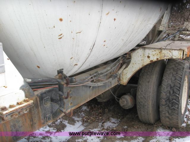image for item 3778 1992 International 2574 cement mixer truck