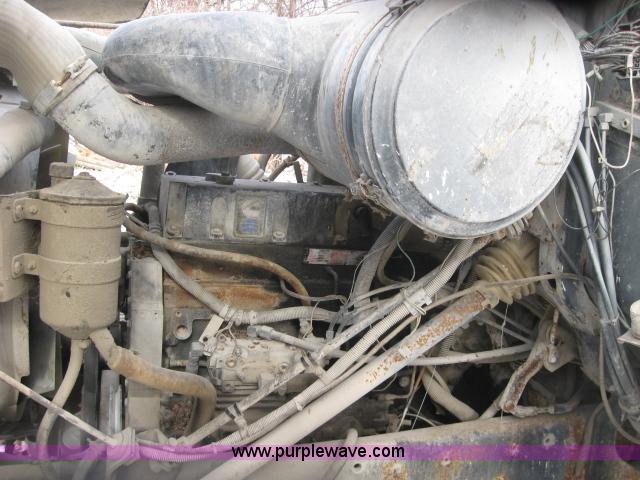 image for item 3778 1992 International 2574 cement mixer truck