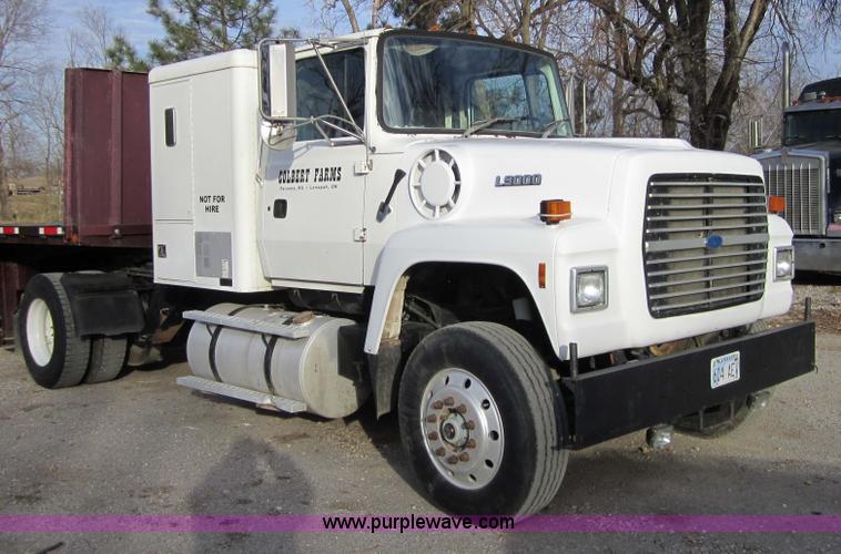 image for item 4337 1993 Ford L9000 semi truck