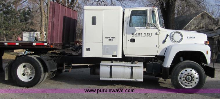 image for item 4337 1993 Ford L9000 semi truck