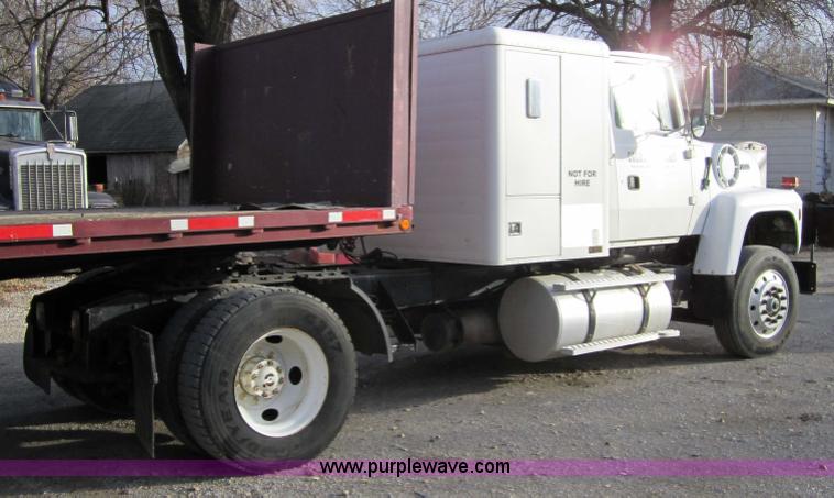 image for item 4337 1993 Ford L9000 semi truck