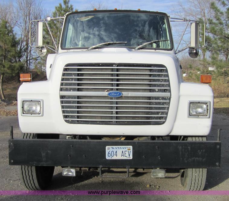 image for item 4337 1993 Ford L9000 semi truck