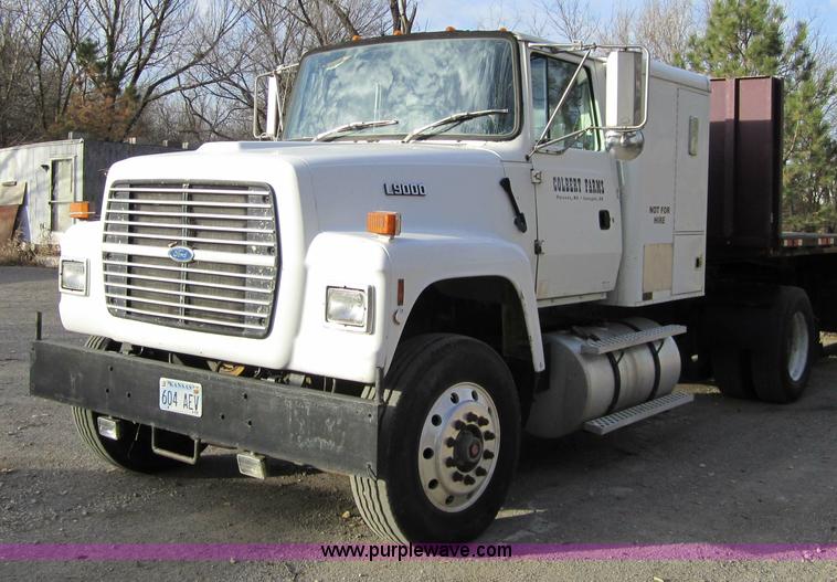 image for item 4337 1993 Ford L9000 semi truck