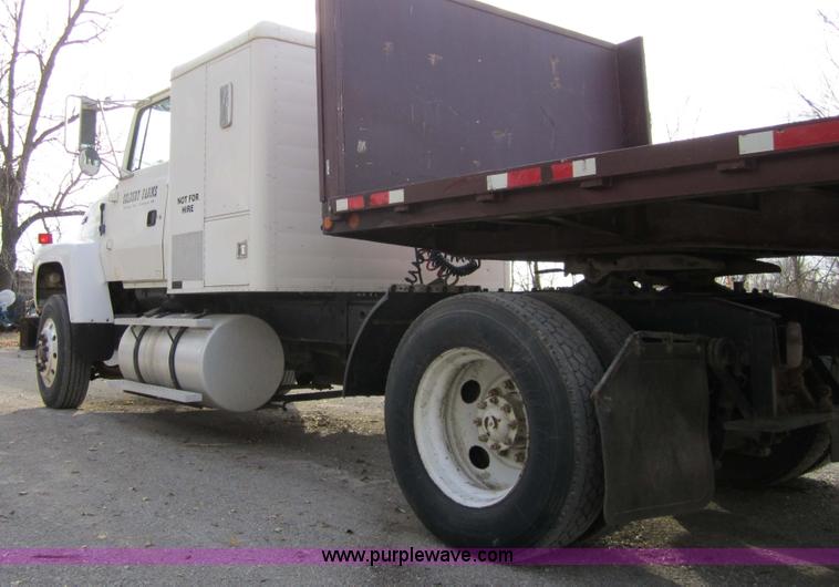 image for item 4337 1993 Ford L9000 semi truck