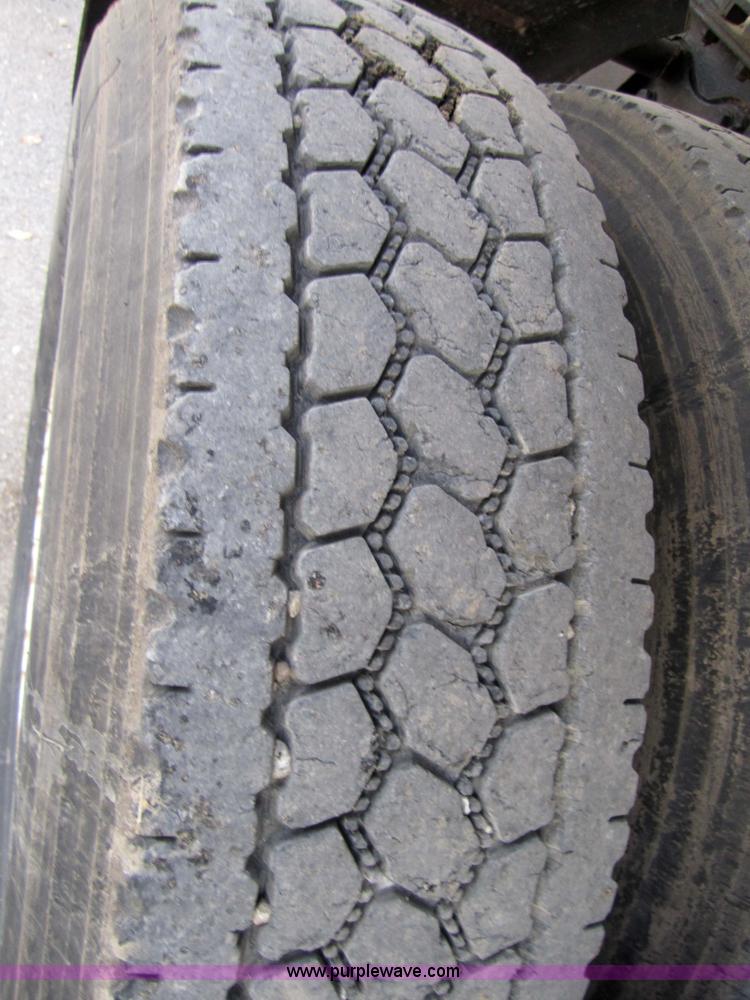 image for item 4337 1993 Ford L9000 semi truck