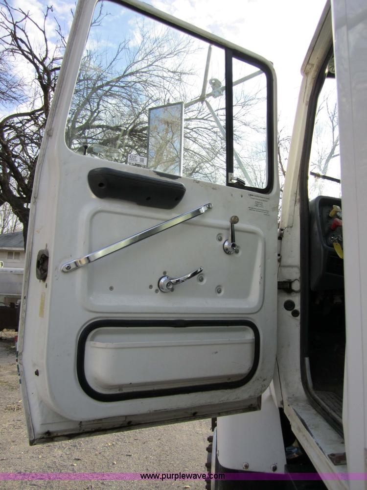 image for item 4337 1993 Ford L9000 semi truck