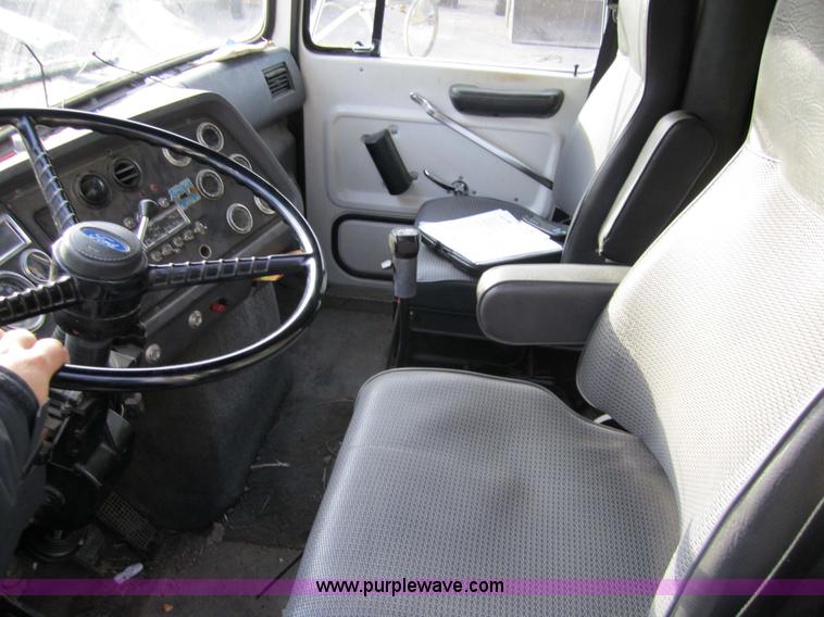 image for item 4337 1993 Ford L9000 semi truck