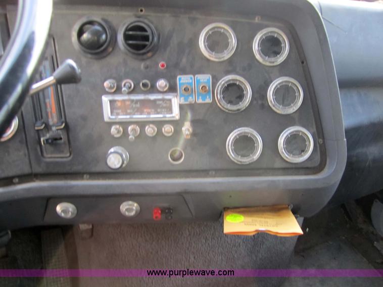 image for item 4337 1993 Ford L9000 semi truck