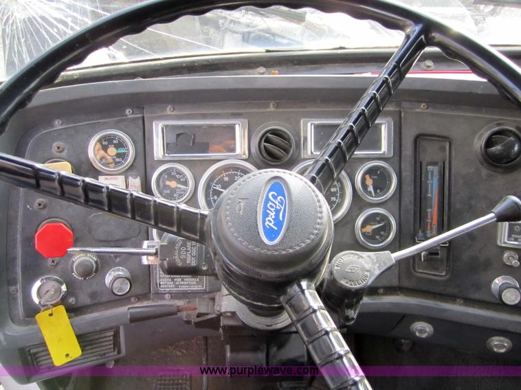 image for item 4337 1993 Ford L9000 semi truck