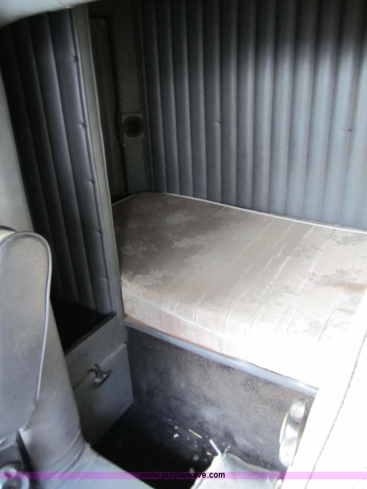 image for item 4337 1993 Ford L9000 semi truck