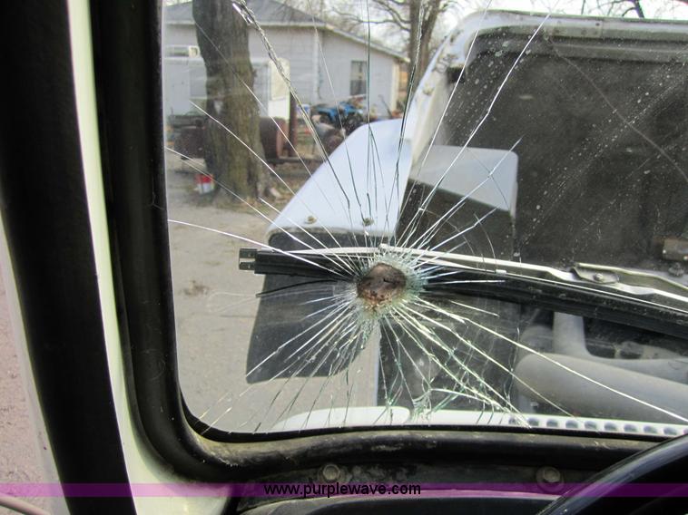 image for item 4337 1993 Ford L9000 semi truck