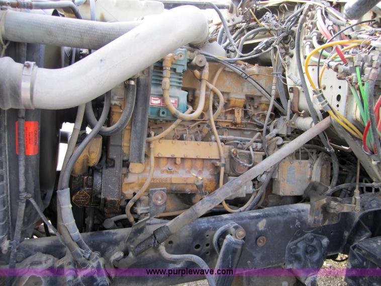 image for item 4337 1993 Ford L9000 semi truck