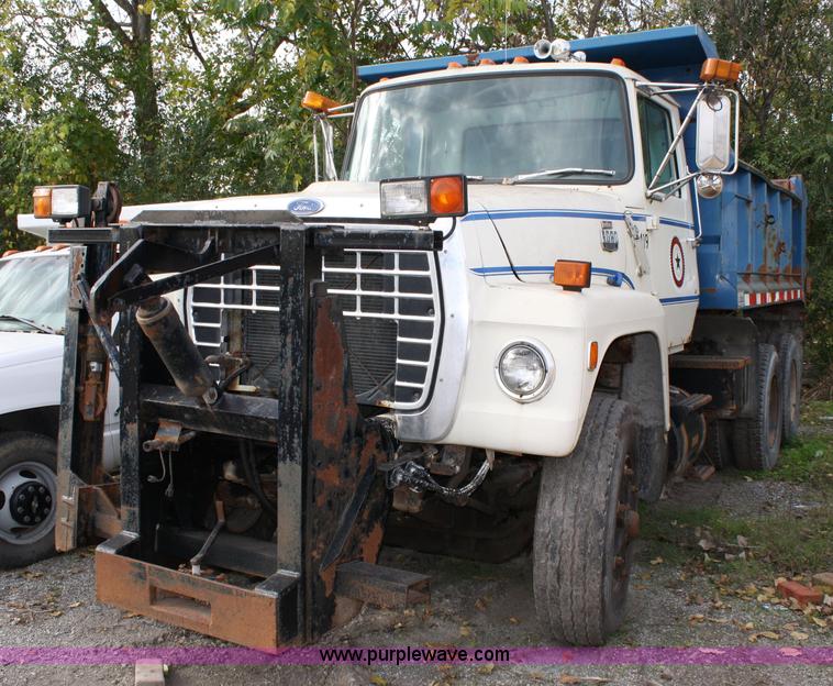 image for item 4824 1985 Ford LT8000 dump truck