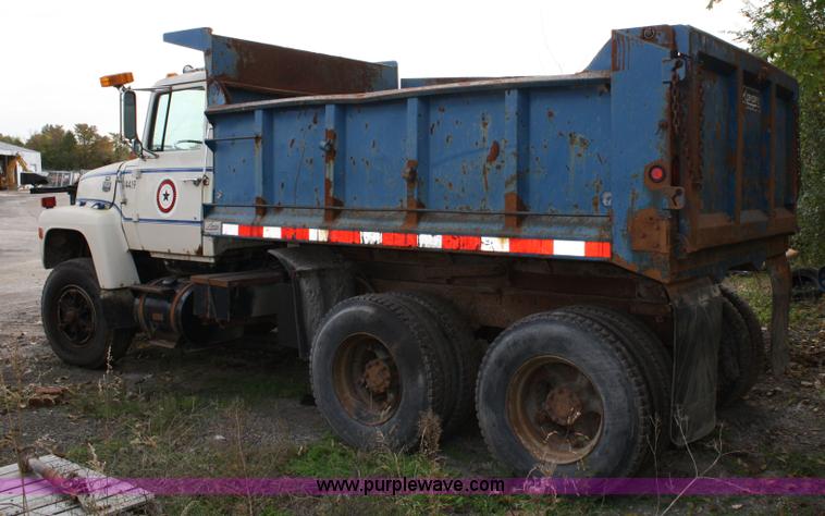 image for item 4824 1985 Ford LT8000 dump truck