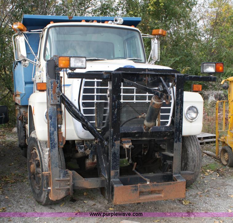 image for item 4824 1985 Ford LT8000 dump truck