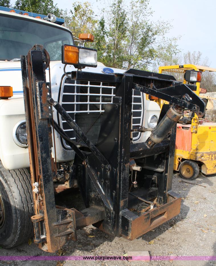 image for item 4824 1985 Ford LT8000 dump truck