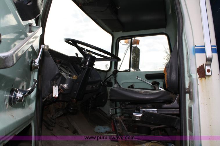 image for item 4824 1985 Ford LT8000 dump truck