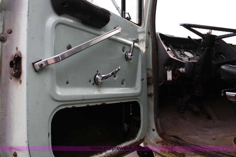 image for item 4824 1985 Ford LT8000 dump truck