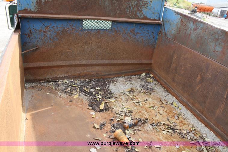 image for item 4824 1985 Ford LT8000 dump truck