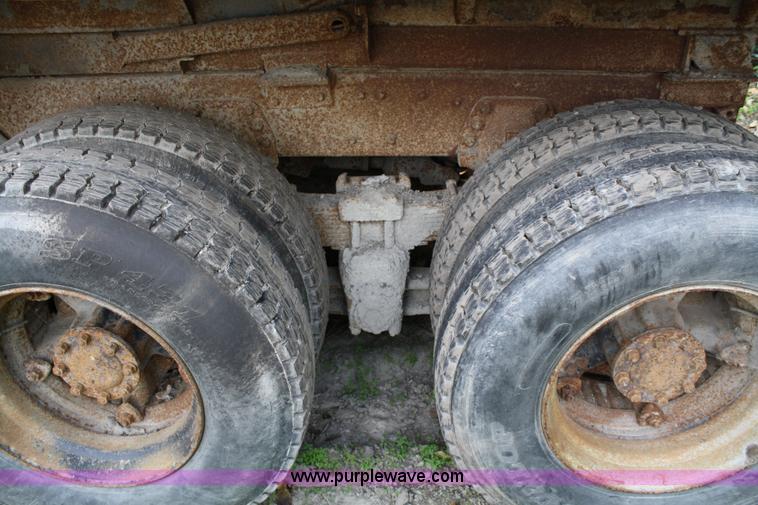 image for item 4824 1985 Ford LT8000 dump truck