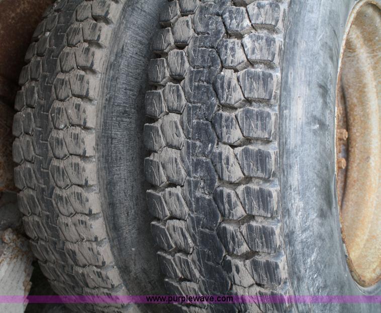 image for item 4824 1985 Ford LT8000 dump truck