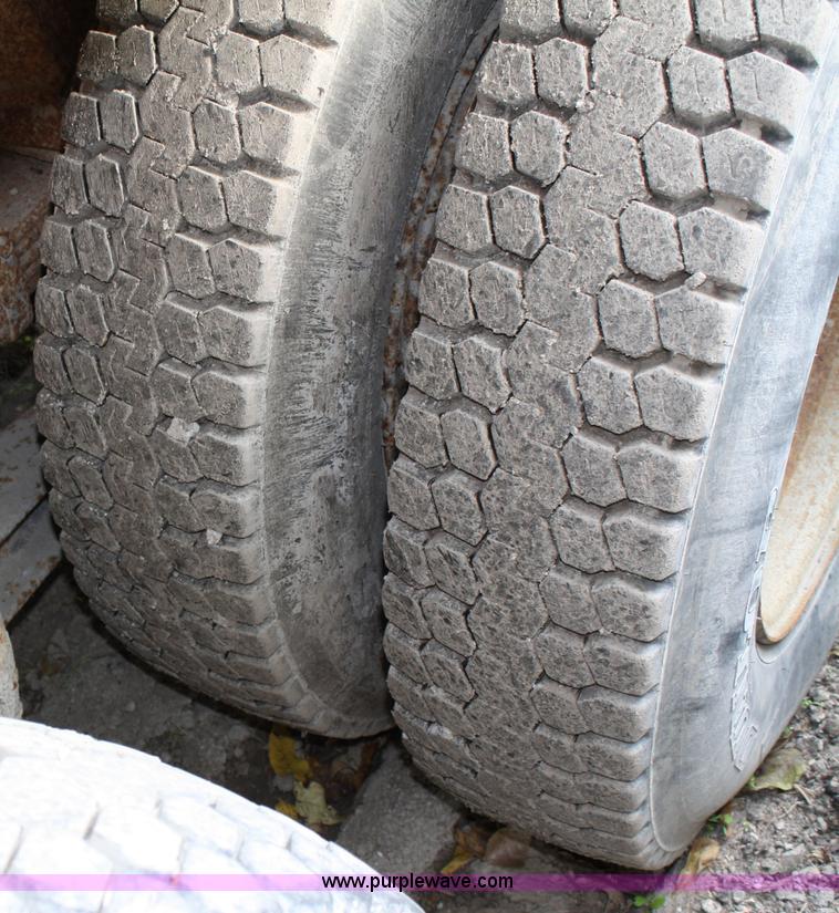 image for item 4824 1985 Ford LT8000 dump truck