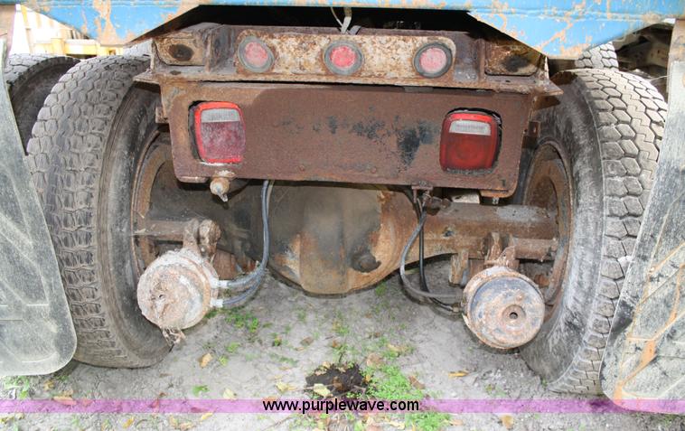image for item 4824 1985 Ford LT8000 dump truck