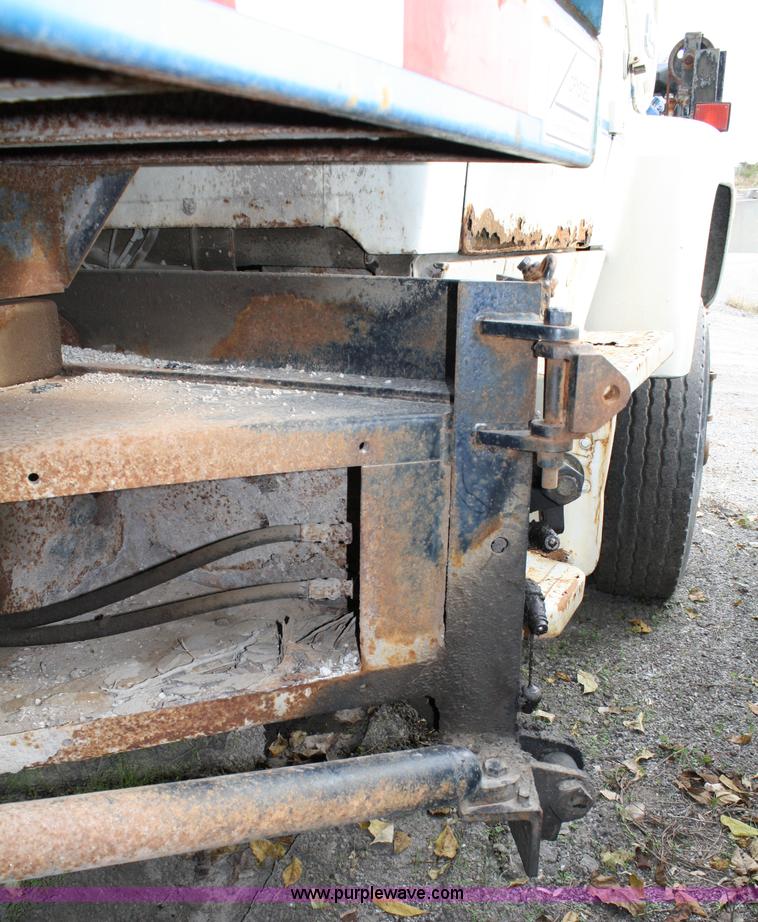 image for item 4824 1985 Ford LT8000 dump truck