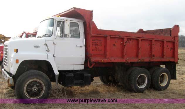 image for item 5297 1982 Ford LNT8000 dump truck