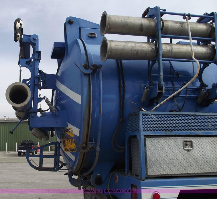 image for item 5595 2000 International Series 2554 Vac-Con truck
