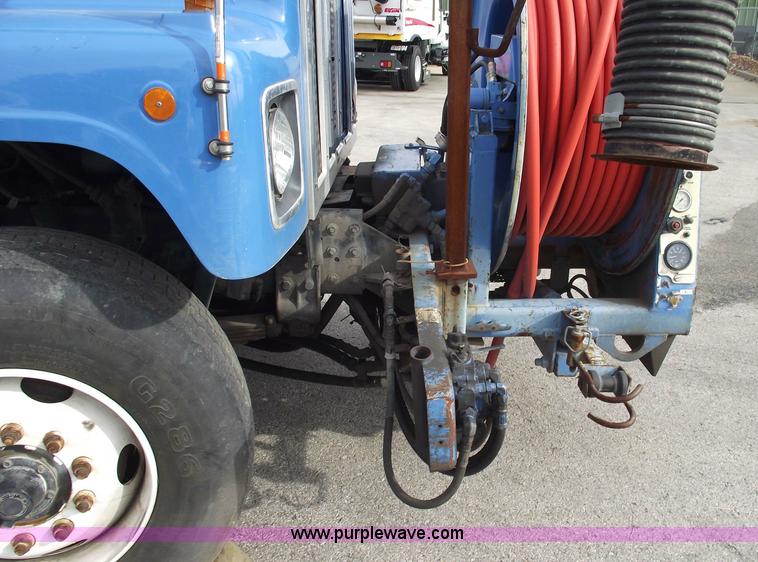 image for item 5595 2000 International Series 2554 Vac-Con truck