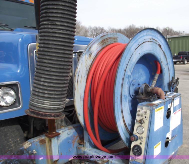 image for item 5595 2000 International Series 2554 Vac-Con truck