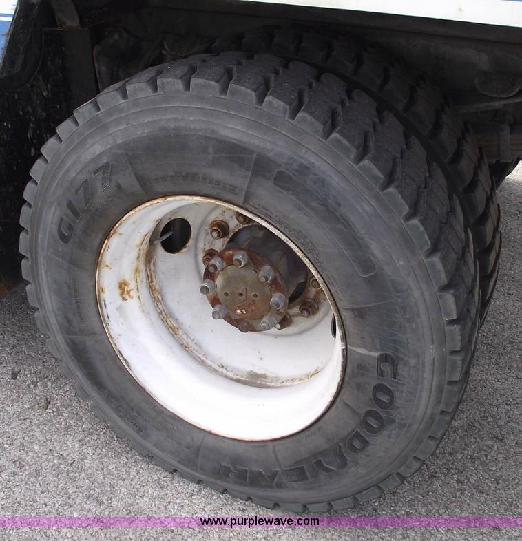 image for item 5595 2000 International Series 2554 Vac-Con truck