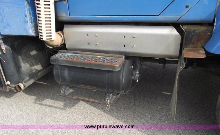 image for item 5595 2000 International Series 2554 Vac-Con truck