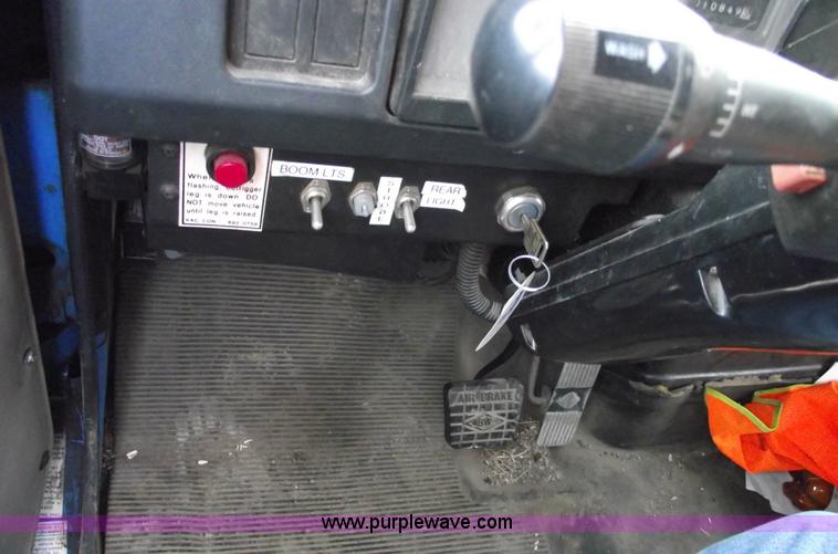 image for item 5595 2000 International Series 2554 Vac-Con truck