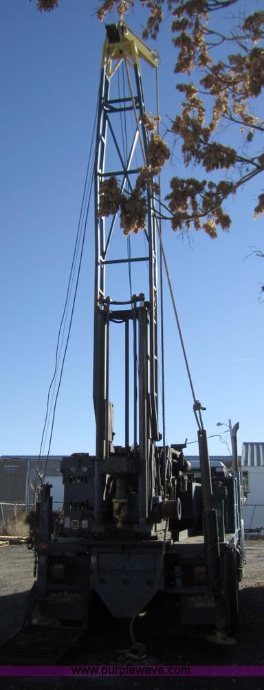 image for item 7521 1996 International 4900 truck with mobile drill