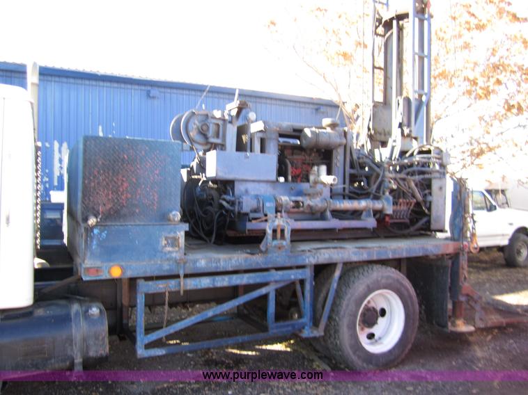 image for item 7521 1996 International 4900 truck with mobile drill