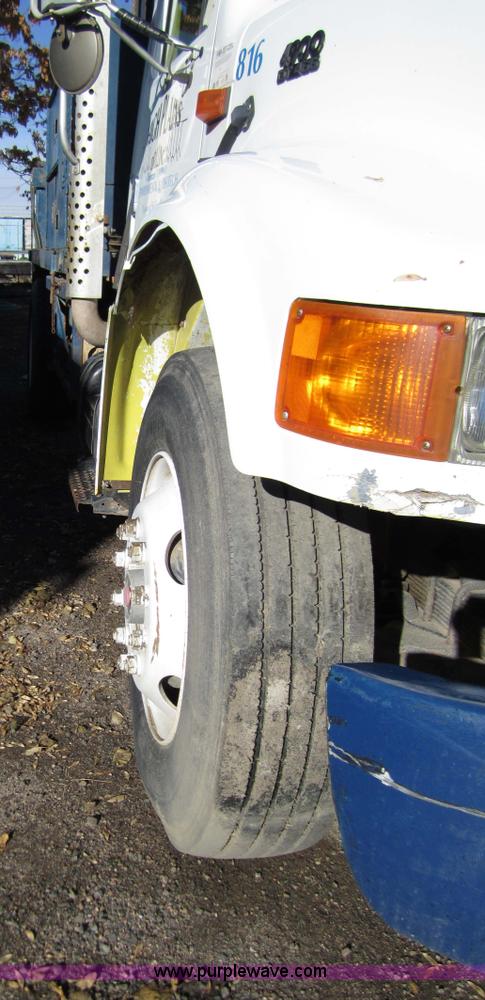 image for item 7521 1996 International 4900 truck with mobile drill