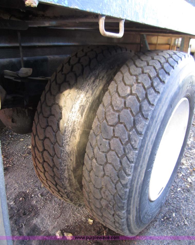 image for item 7521 1996 International 4900 truck with mobile drill