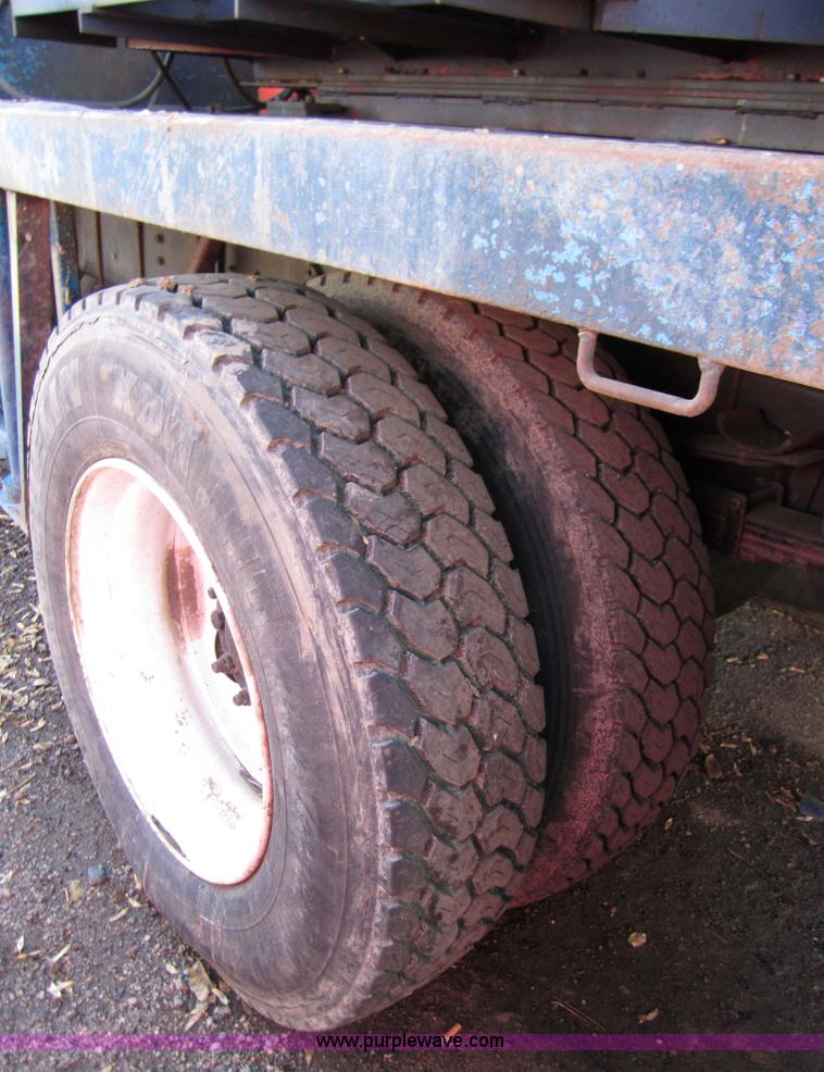 image for item 7521 1996 International 4900 truck with mobile drill