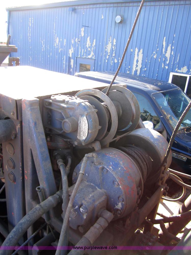 image for item 7521 1996 International 4900 truck with mobile drill