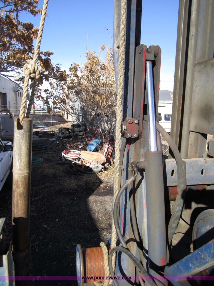 image for item 7521 1996 International 4900 truck with mobile drill