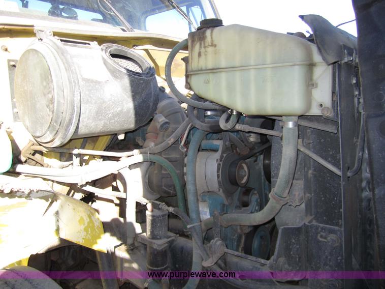 image for item 7521 1996 International 4900 truck with mobile drill