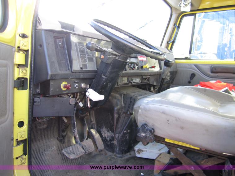 image for item 7521 1996 International 4900 truck with mobile drill