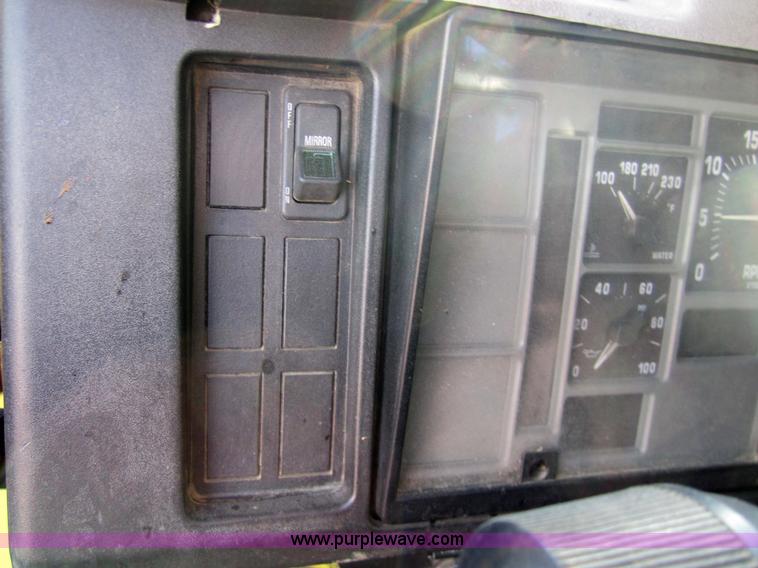 image for item 7521 1996 International 4900 truck with mobile drill