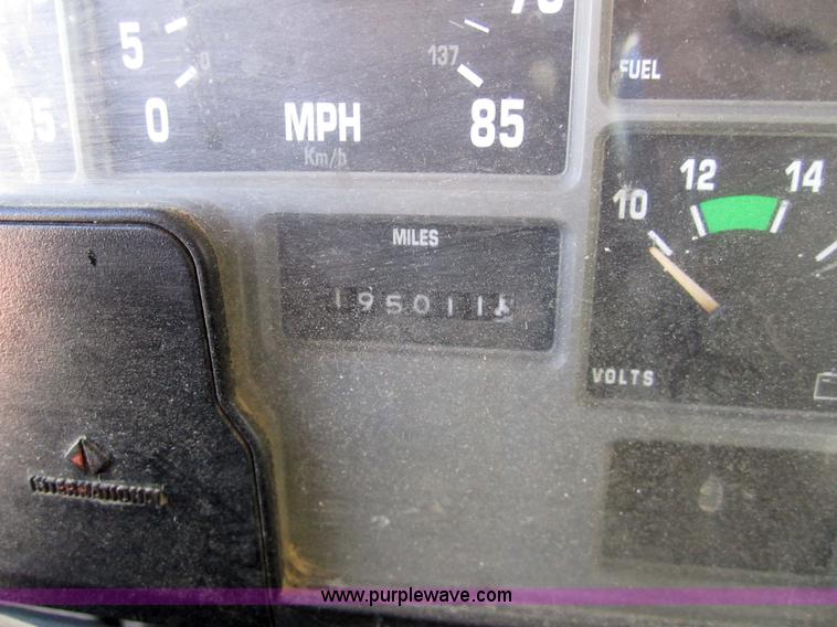 image for item 7521 1996 International 4900 truck with mobile drill