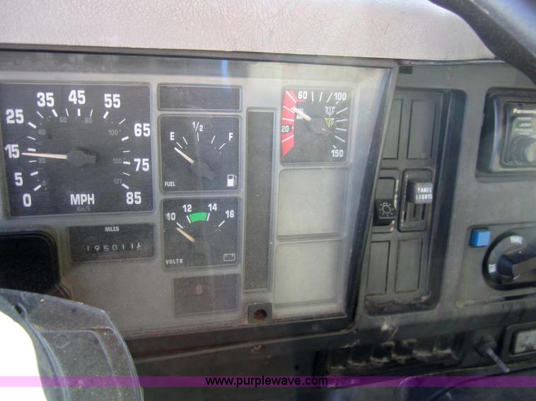 image for item 7521 1996 International 4900 truck with mobile drill