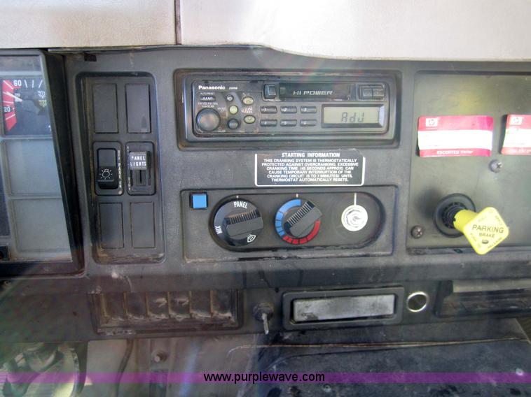 image for item 7521 1996 International 4900 truck with mobile drill