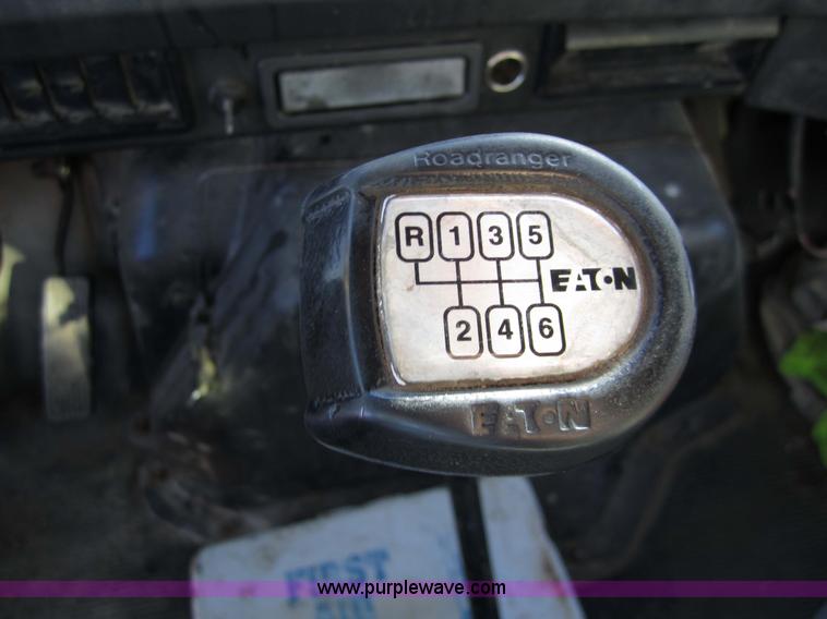 image for item 7521 1996 International 4900 truck with mobile drill