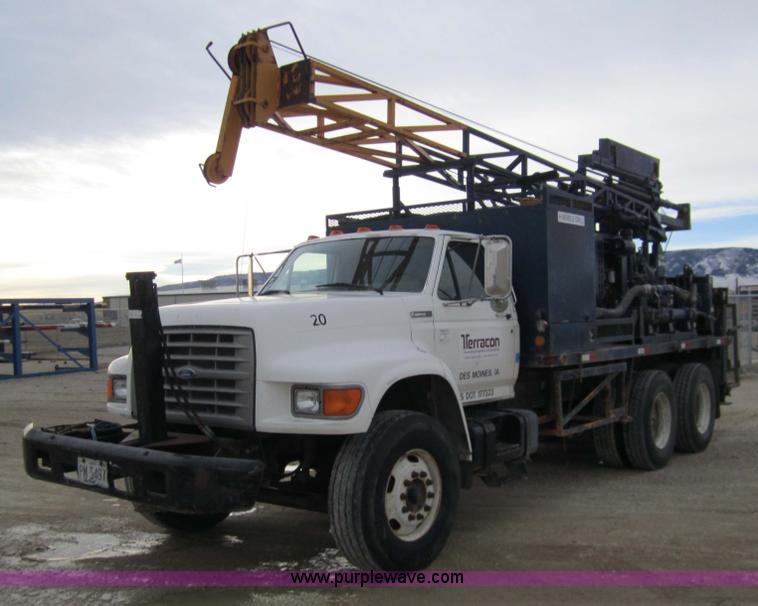 image for item 7522 1995 Ford FT900F truck with mobile drill